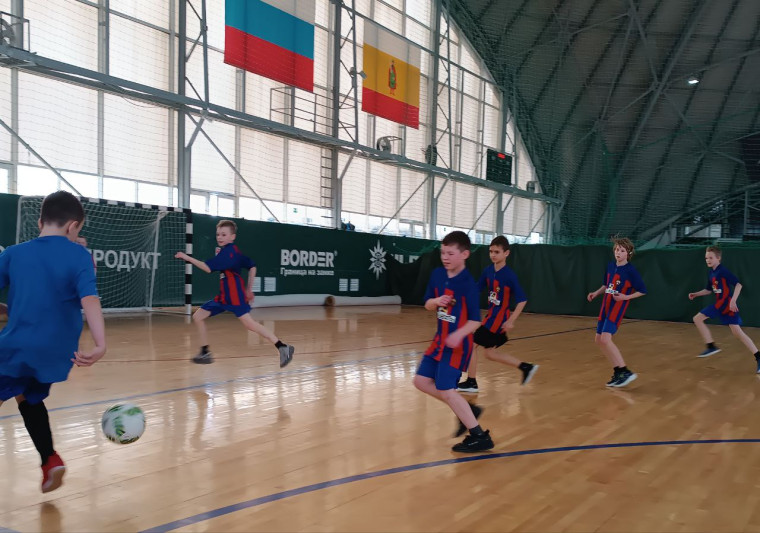 Приняли участие в соревнованиях по мини-футболу.